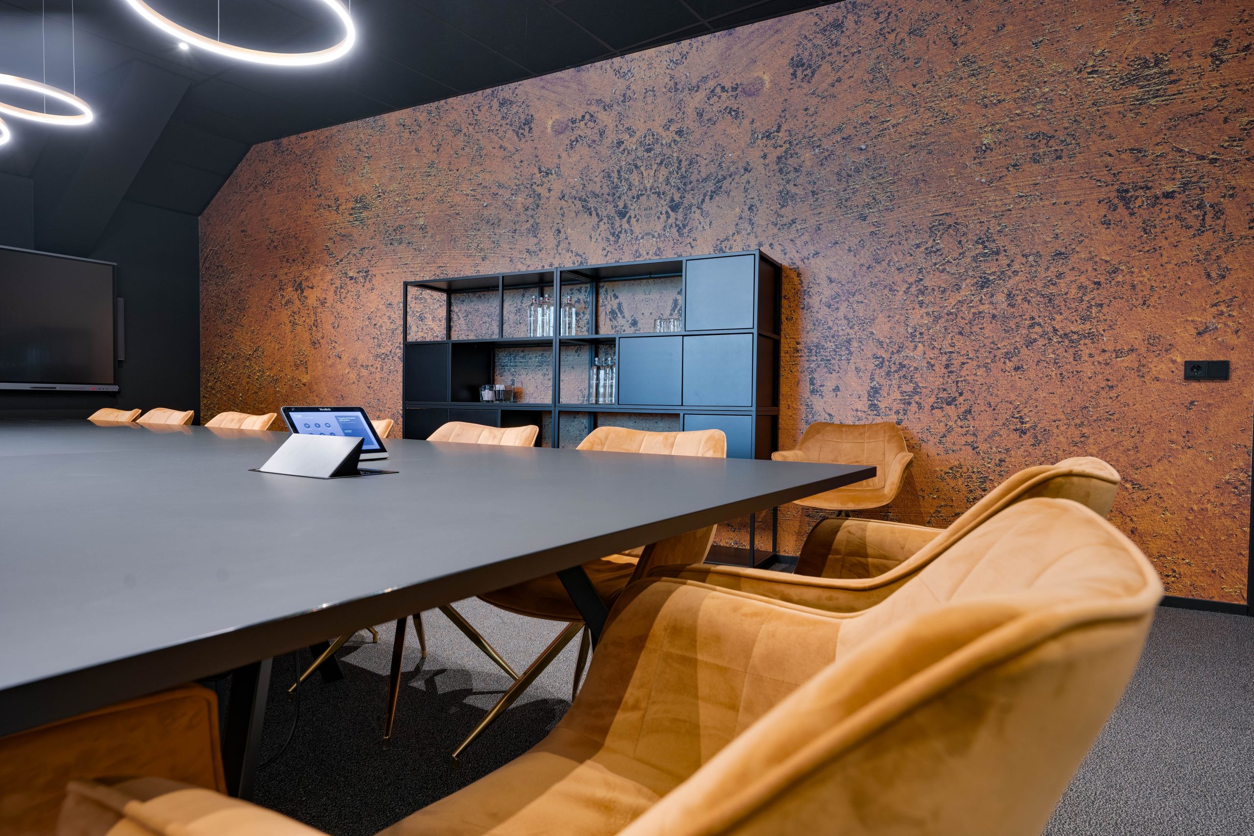 Voor de projectinrichting van het kantoor van voetbalclub AZ mochten wij, Otto’s, een bijdrage leveren. Met trots hebben we een inspirerende en functionele werkomgeving gecreëerd die past bij de professionele uitstraling van de club