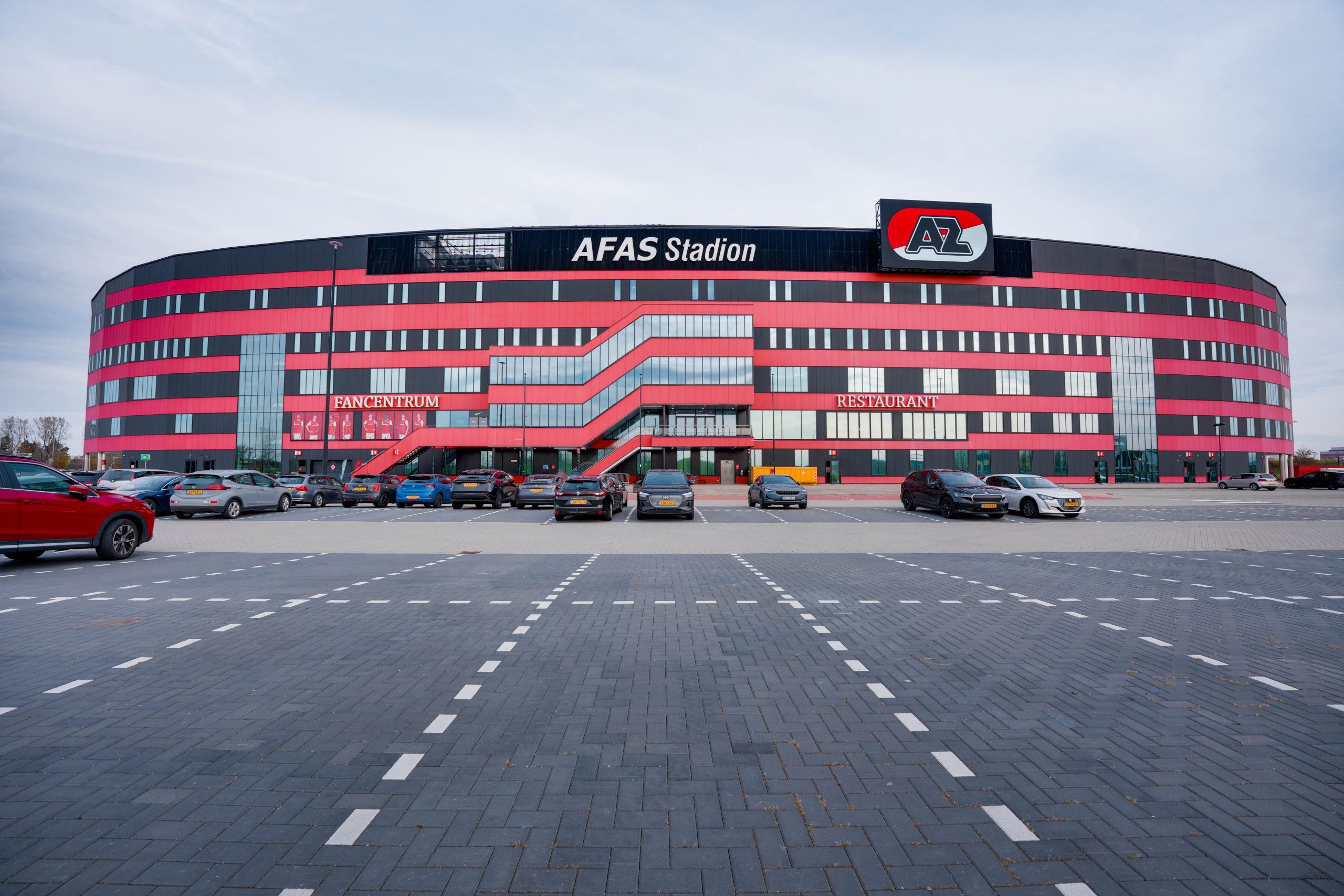 Voor de projectinrichting van het kantoor van voetbalclub AZ mochten wij, Otto’s, een bijdrage leveren. Met trots hebben we een inspirerende en functionele werkomgeving gecreëerd die past bij de professionele uitstraling van de club