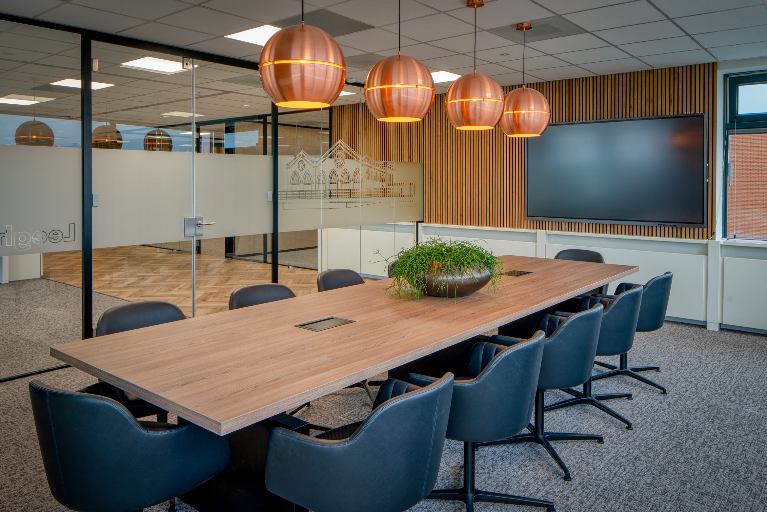 Moderne projectinrichting gerealiseerd door Otto’s voor Actan, met strakke werkplekken, ergonomisch meubilair en een open, lichte kantoorruimte.