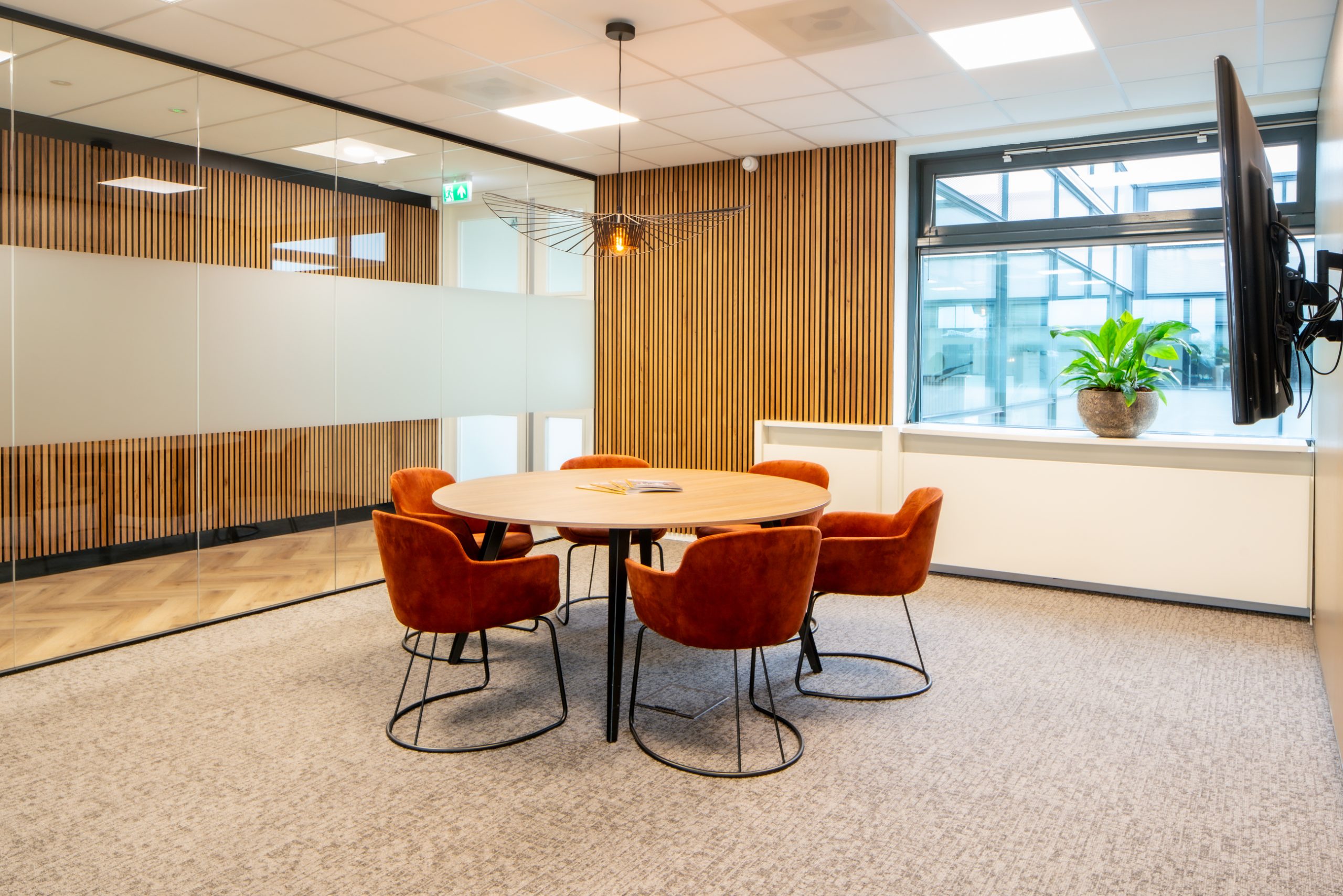 Moderne projectinrichting gerealiseerd door Otto’s voor Actan, met strakke werkplekken, ergonomisch meubilair en een open, lichte kantoorruimte.