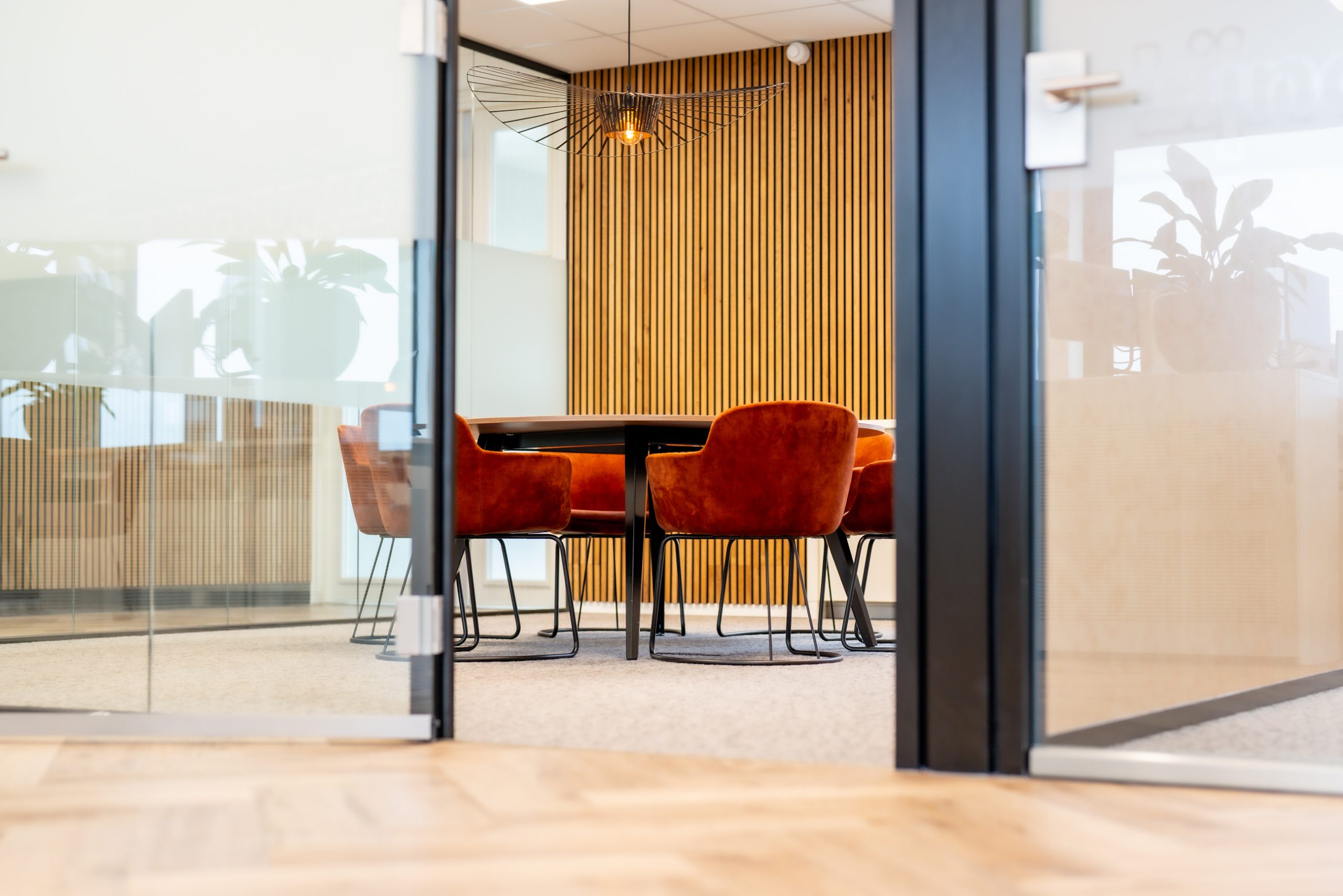 Moderne projectinrichting gerealiseerd door Otto’s voor Actan, met strakke werkplekken, ergonomisch meubilair en een open, lichte kantoorruimte.