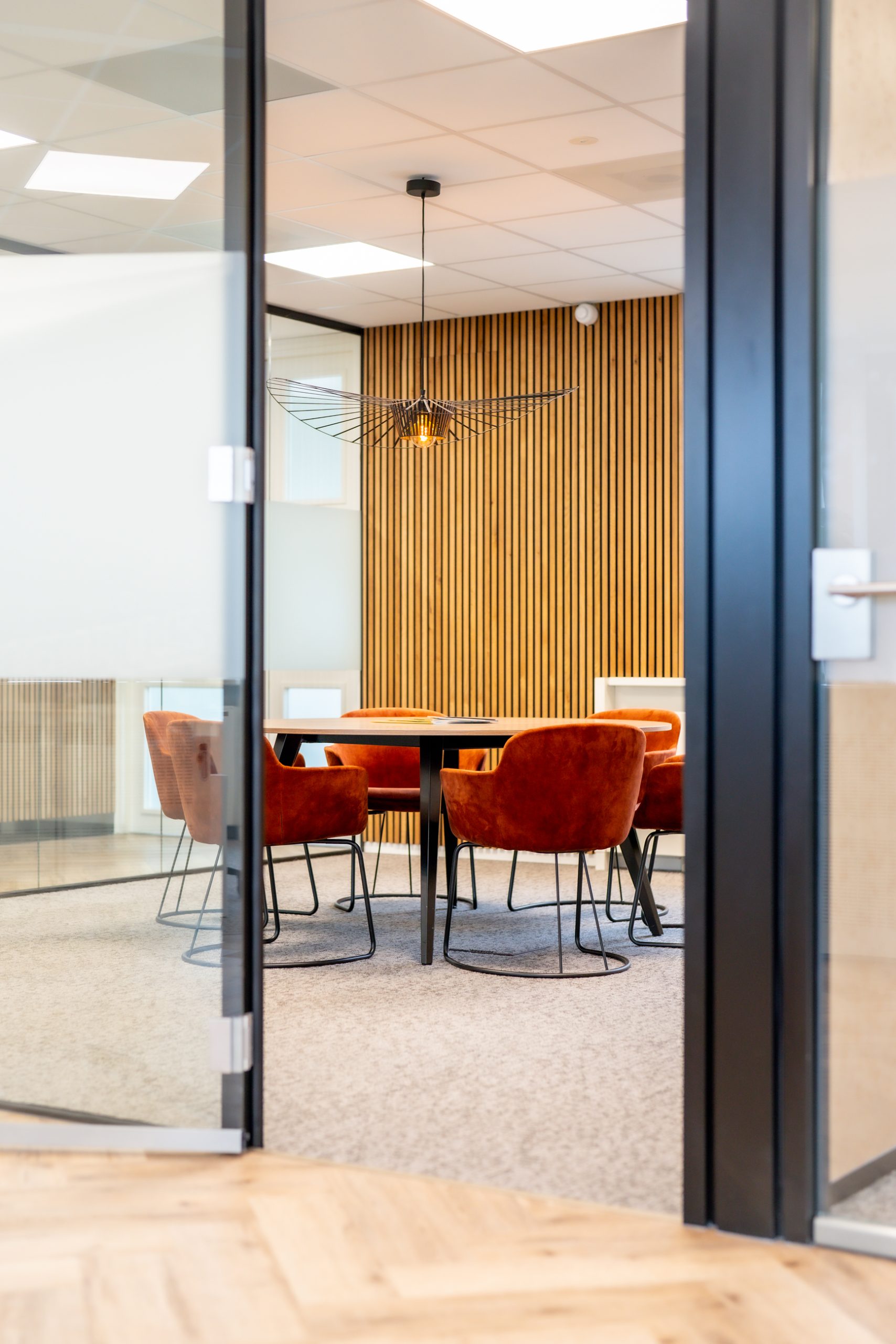 Moderne projectinrichting gerealiseerd door Otto’s voor Actan, met strakke werkplekken, ergonomisch meubilair en een open, lichte kantoorruimte.