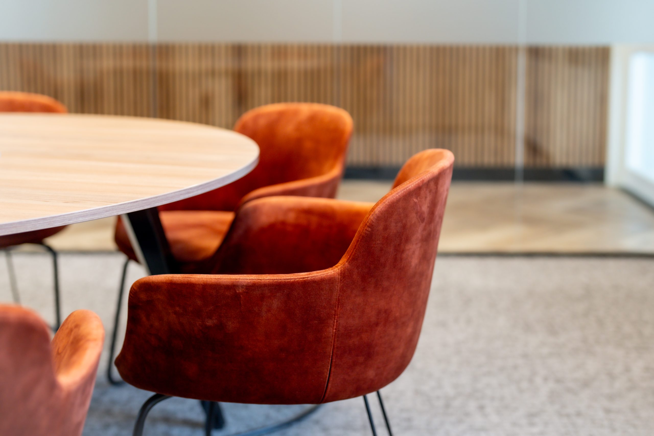 Moderne projectinrichting gerealiseerd door Otto’s voor Actan, met strakke werkplekken, ergonomisch meubilair en een open, lichte kantoorruimte.