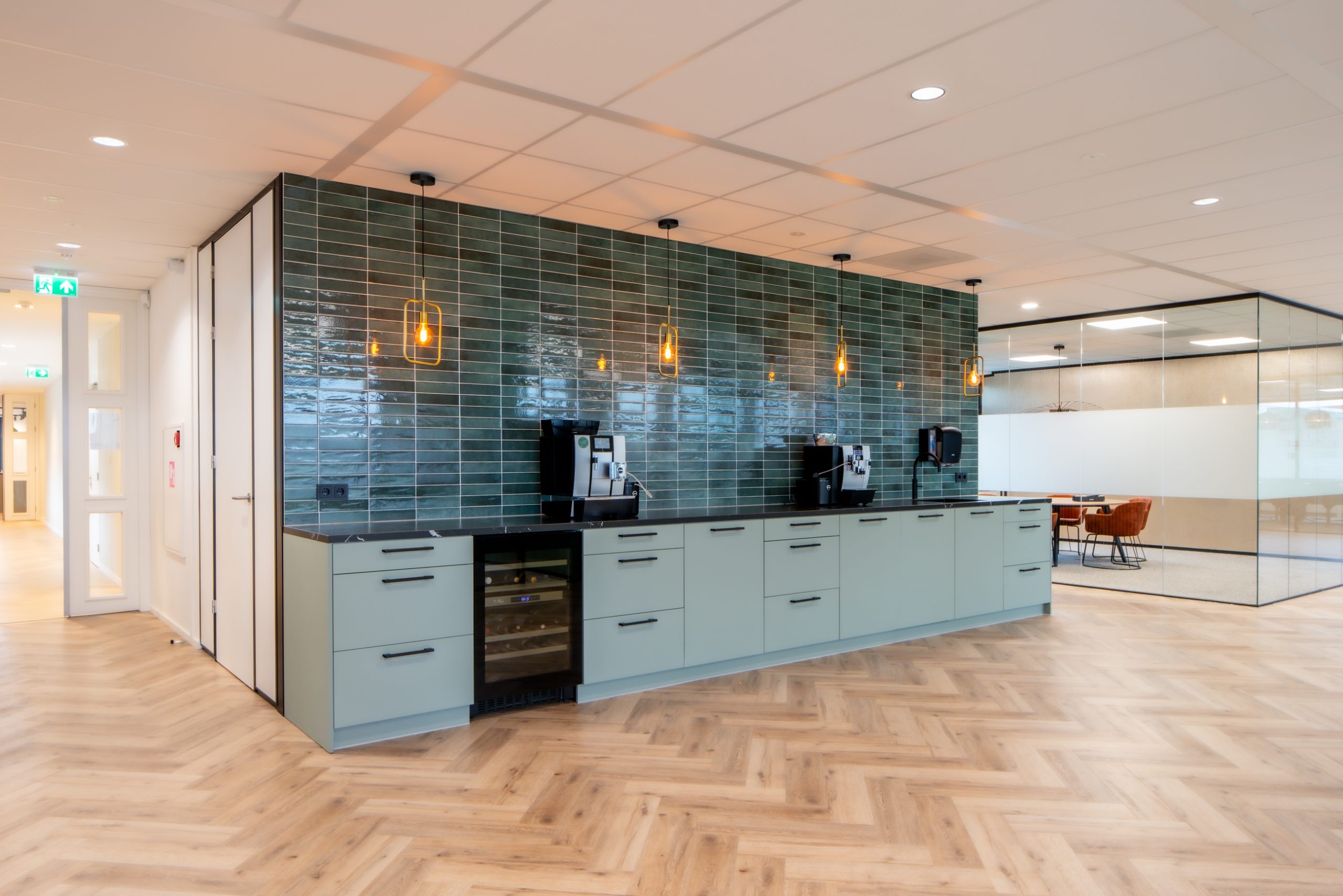 Moderne projectinrichting gerealiseerd door Otto’s voor Actan, met strakke werkplekken, ergonomisch meubilair en een open, lichte kantoorruimte.