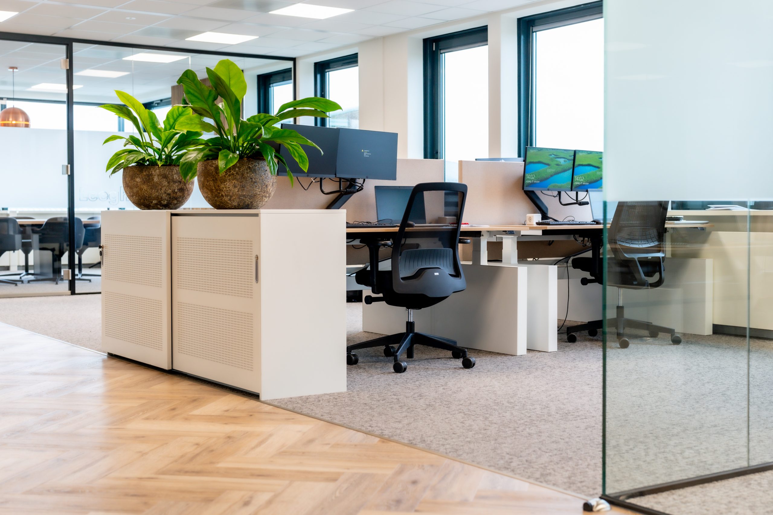 Moderne projectinrichting gerealiseerd door Otto’s voor Actan, met strakke werkplekken, ergonomisch meubilair en een open, lichte kantoorruimte.