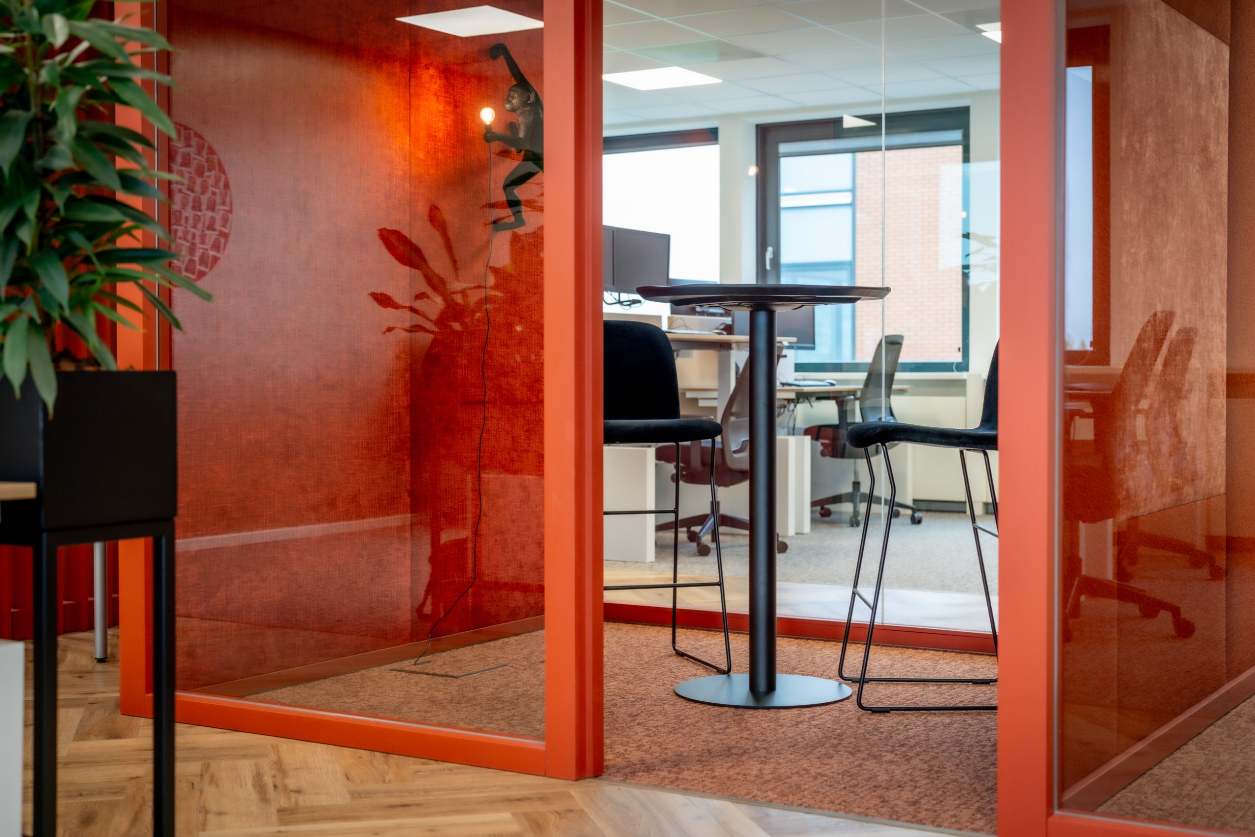 Moderne projectinrichting gerealiseerd door Otto’s voor Actan, met strakke werkplekken, ergonomisch meubilair en een open, lichte kantoorruimte.