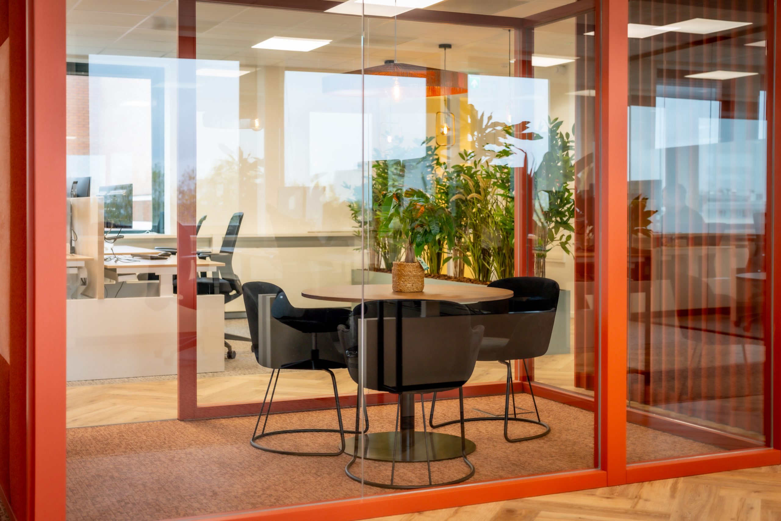 Moderne projectinrichting gerealiseerd door Otto’s voor Actan, met strakke werkplekken, ergonomisch meubilair en een open, lichte kantoorruimte.