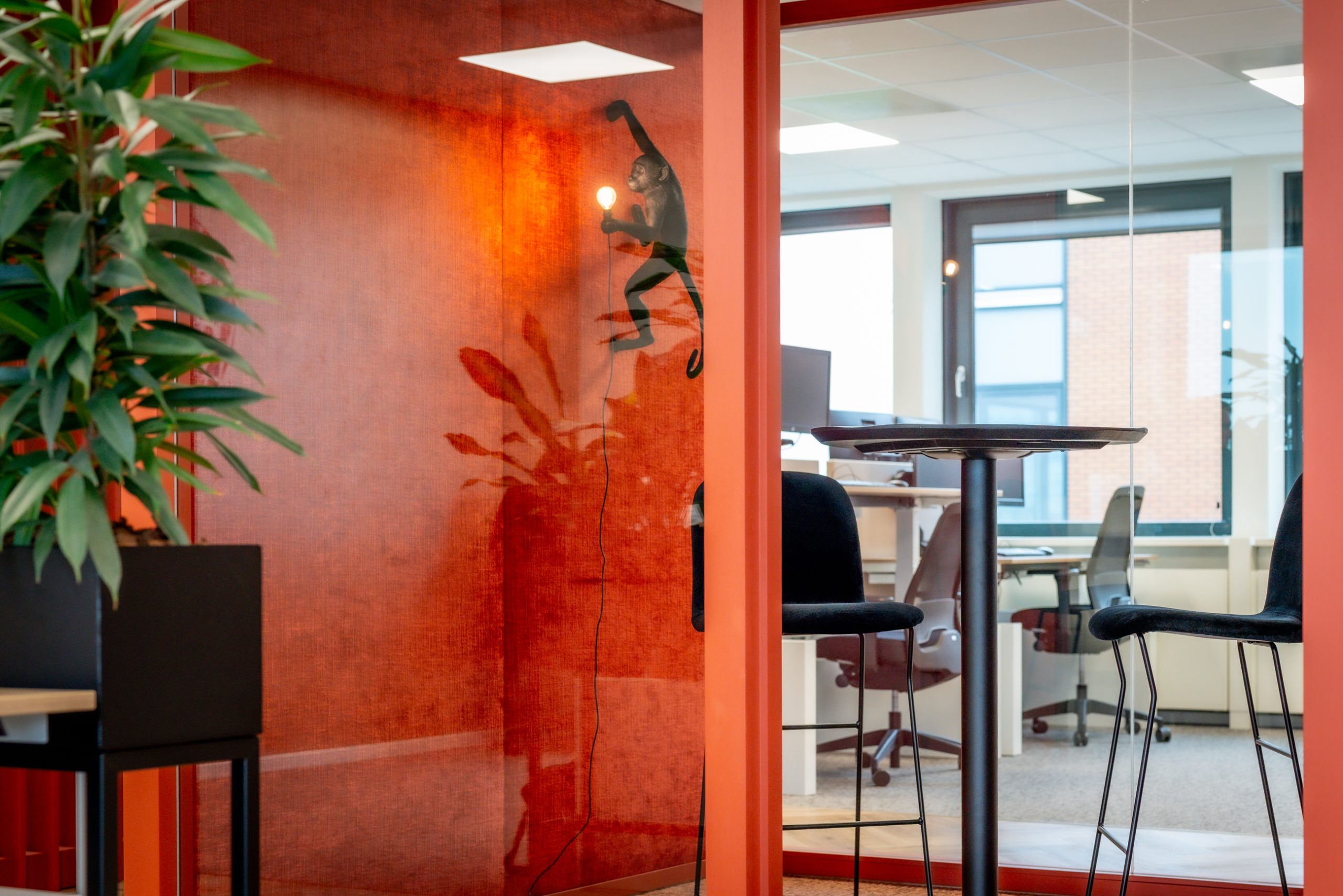 Moderne projectinrichting gerealiseerd door Otto’s voor Actan, met strakke werkplekken, ergonomisch meubilair en een open, lichte kantoorruimte.