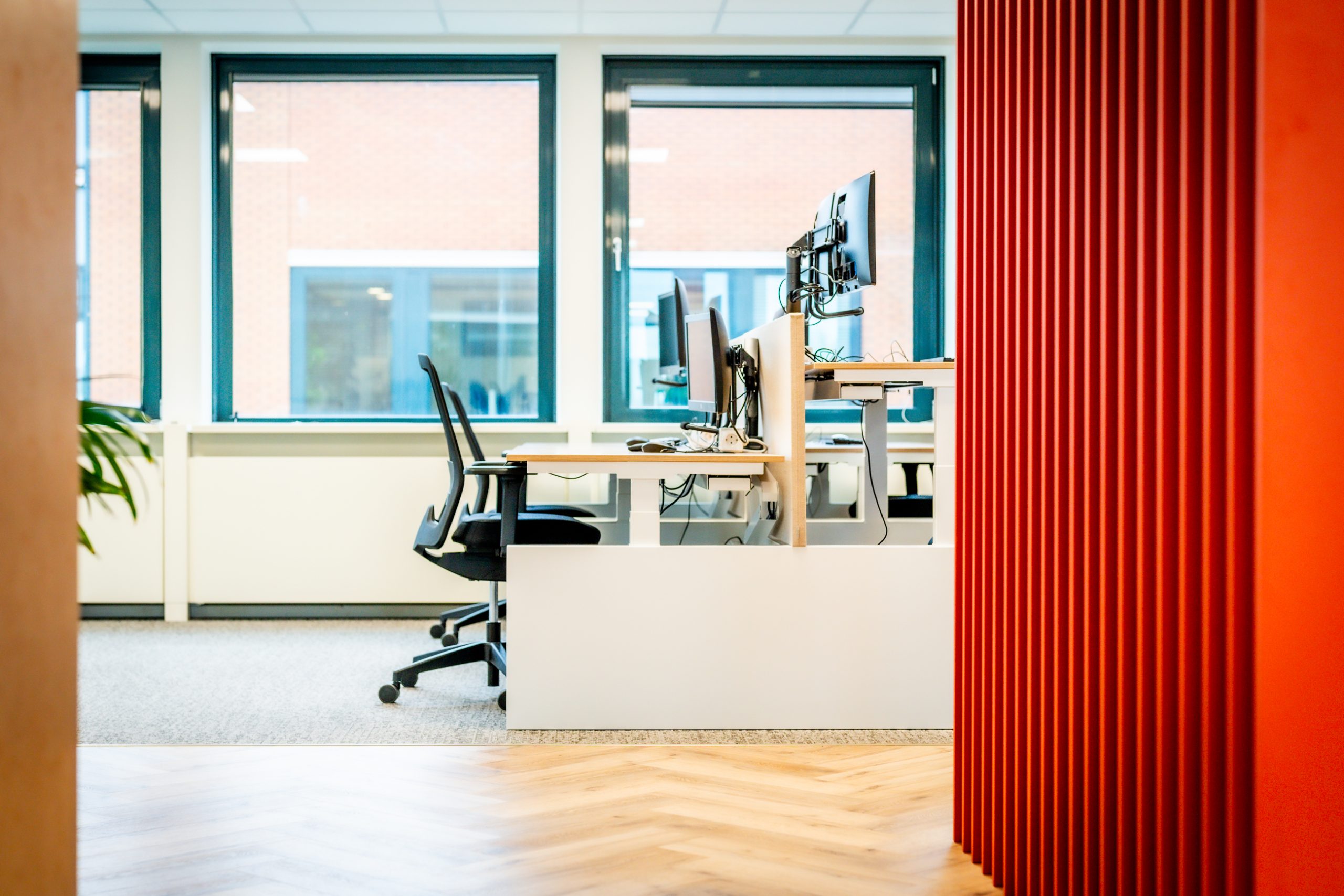 Moderne projectinrichting gerealiseerd door Otto’s voor Actan, met strakke werkplekken, ergonomisch meubilair en een open, lichte kantoorruimte.