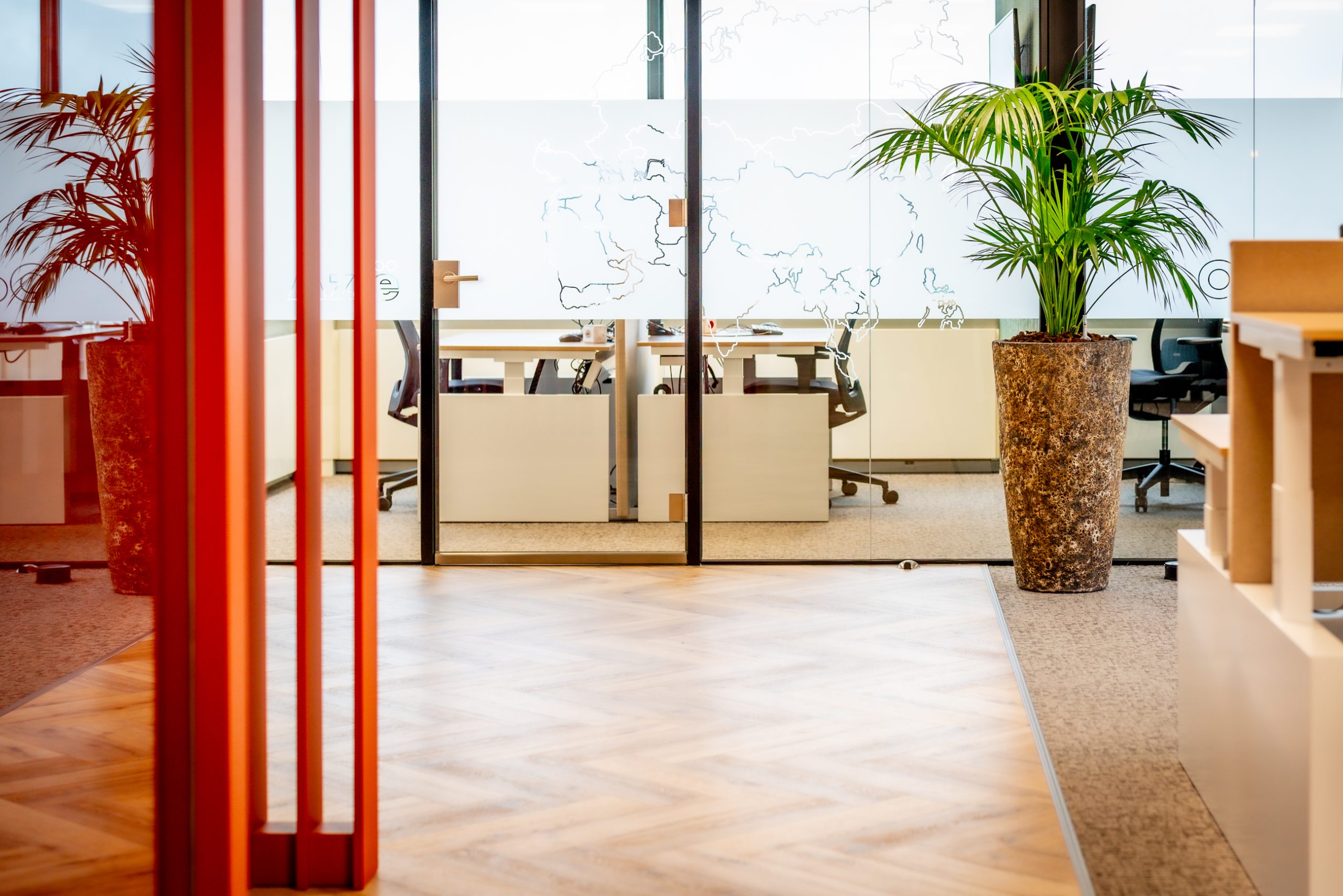 Moderne projectinrichting gerealiseerd door Otto’s voor Actan, met strakke werkplekken, ergonomisch meubilair en een open, lichte kantoorruimte.