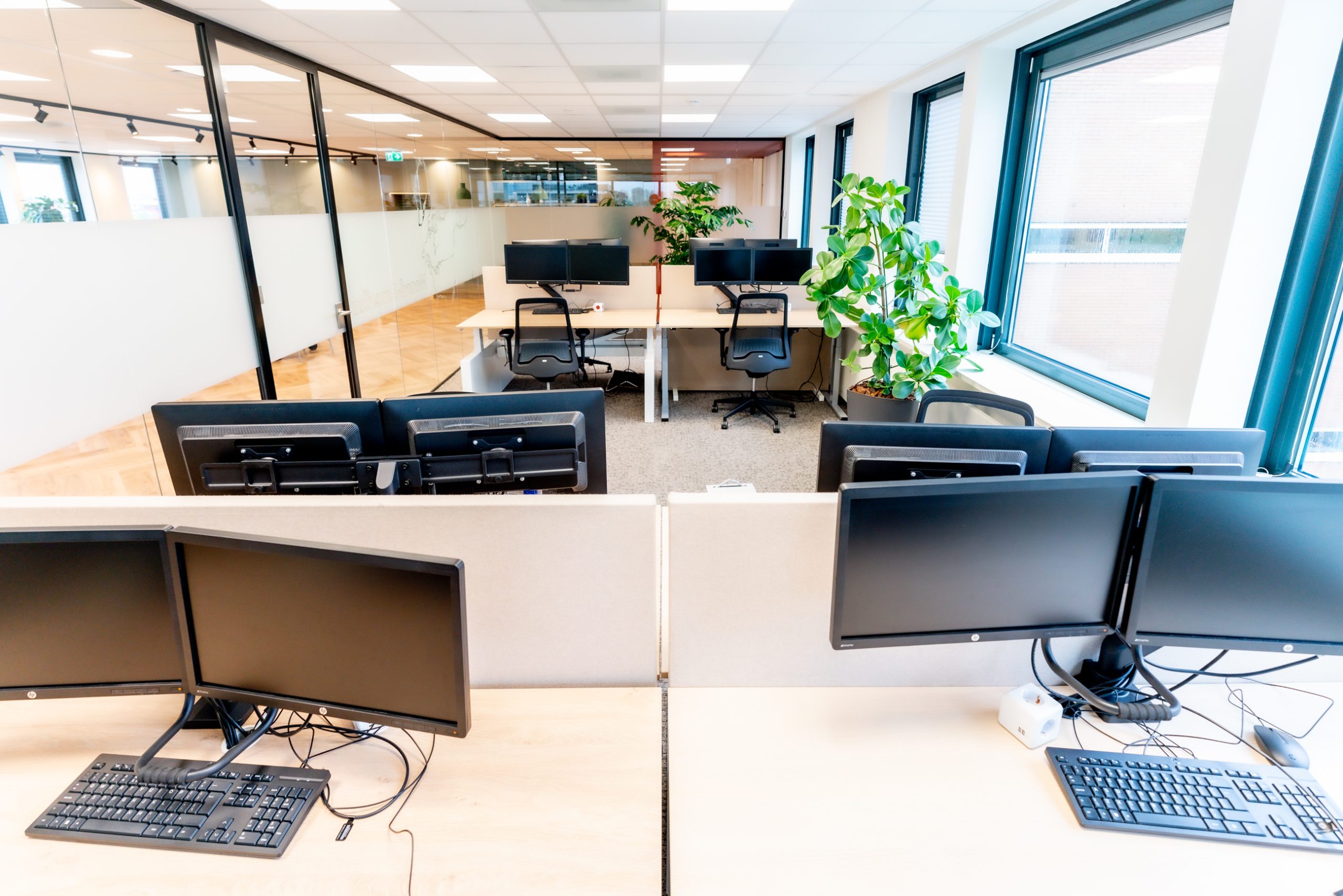 Moderne projectinrichting gerealiseerd door Otto’s voor Actan, met strakke werkplekken, ergonomisch meubilair en een open, lichte kantoorruimte.