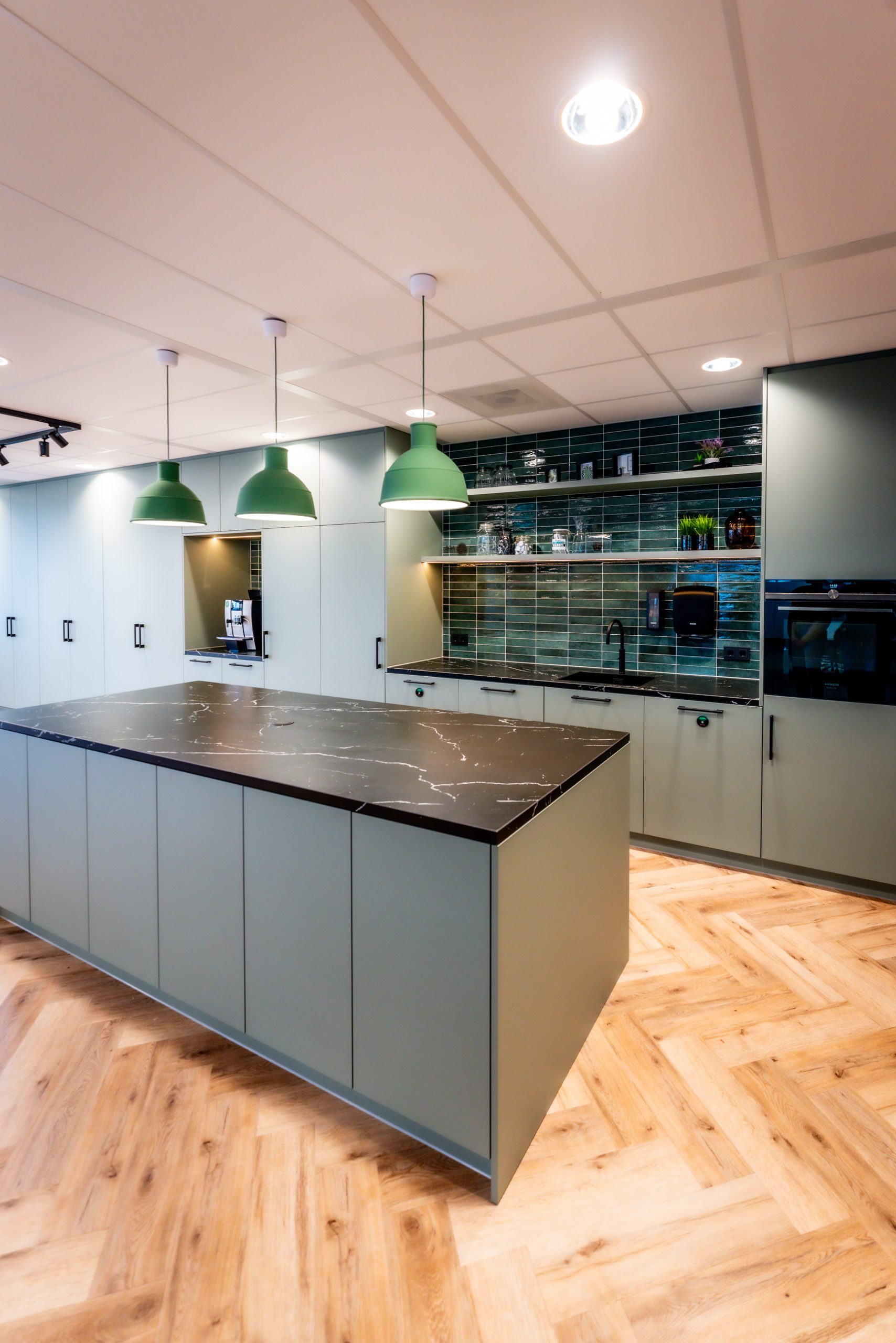 Moderne projectinrichting gerealiseerd door Otto’s voor Actan, met strakke werkplekken, ergonomisch meubilair en een open, lichte kantoorruimte.