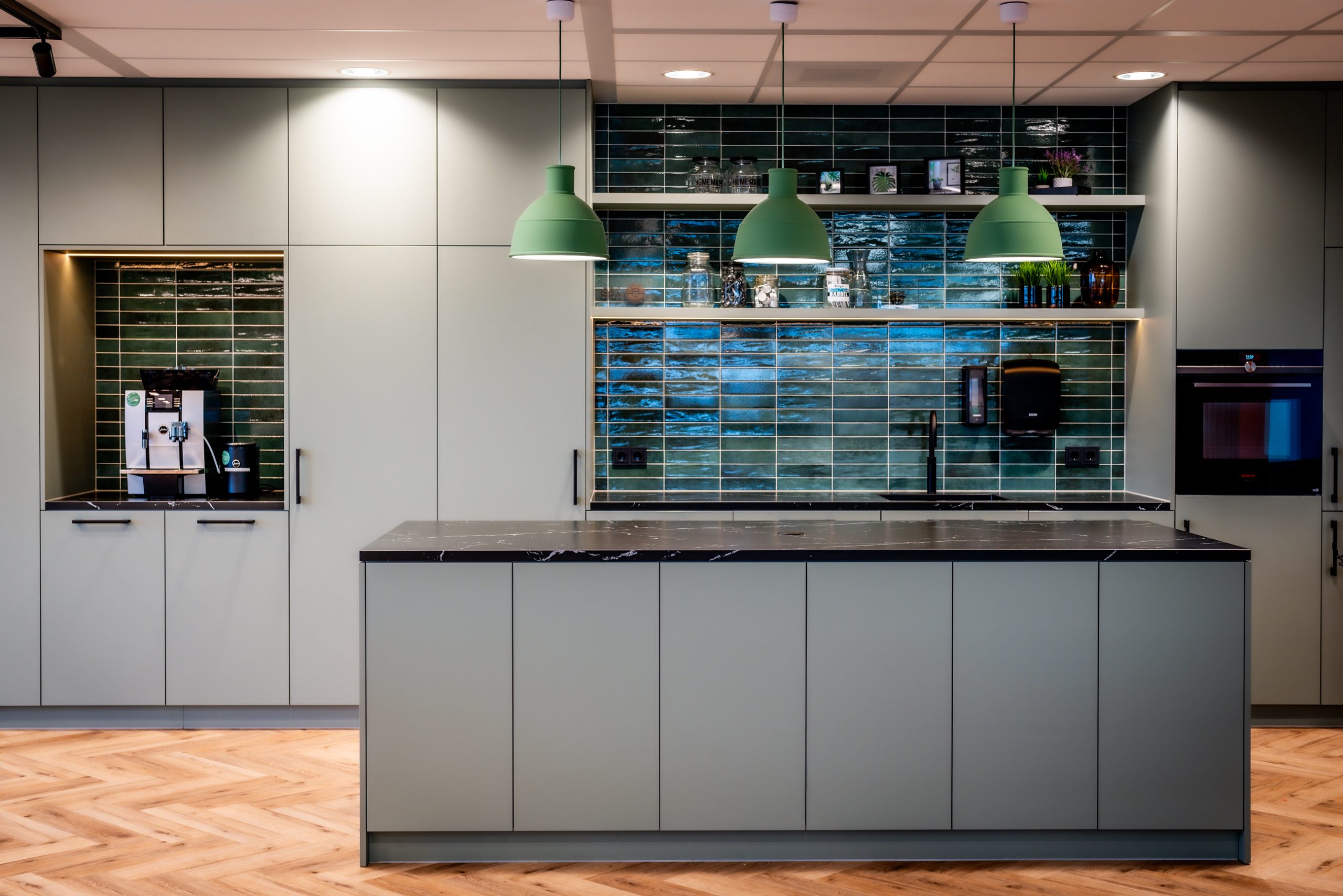 Moderne projectinrichting gerealiseerd door Otto’s voor Actan, met strakke werkplekken, ergonomisch meubilair en een open, lichte kantoorruimte.