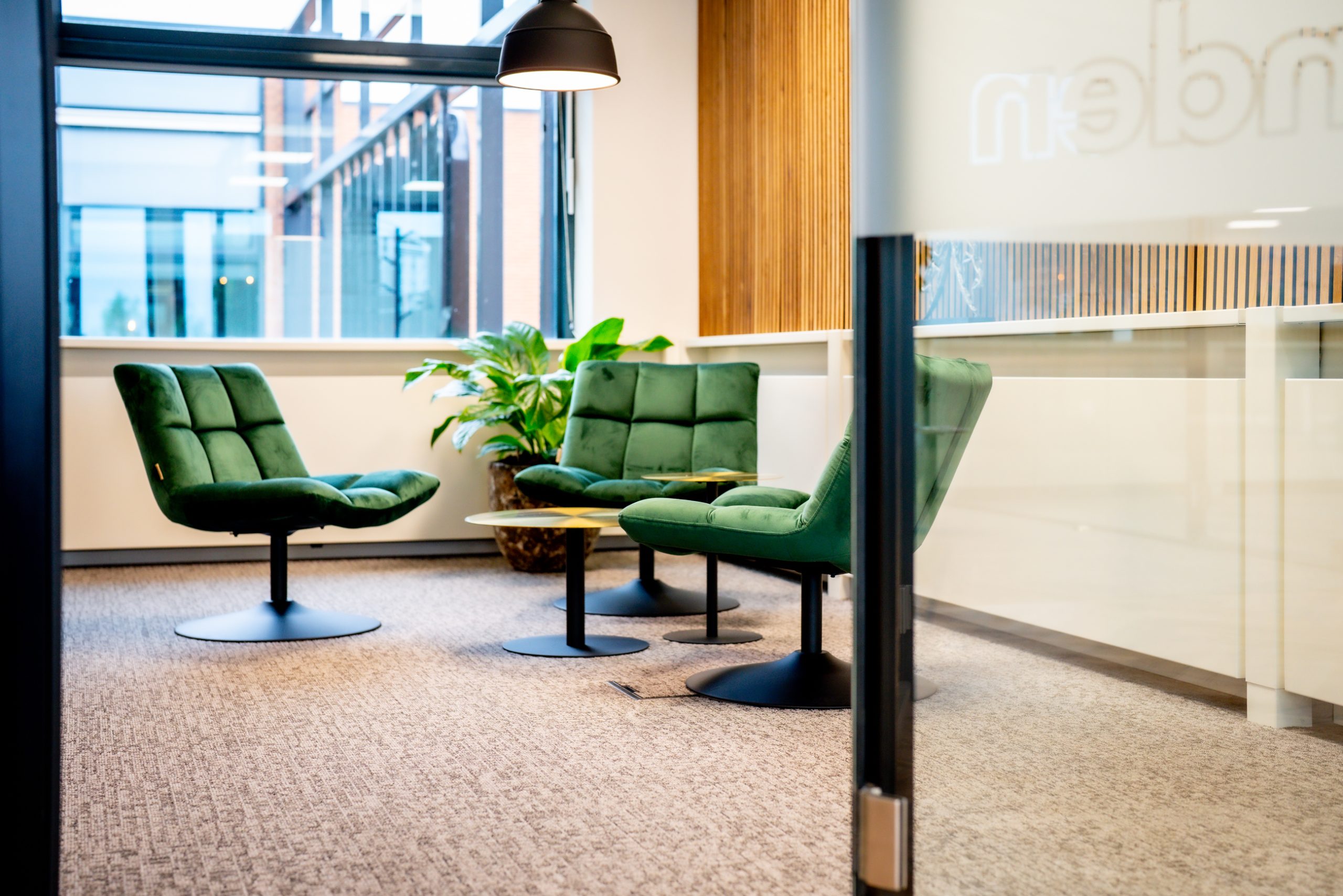 Moderne projectinrichting gerealiseerd door Otto’s voor Actan, met strakke werkplekken, ergonomisch meubilair en een open, lichte kantoorruimte.