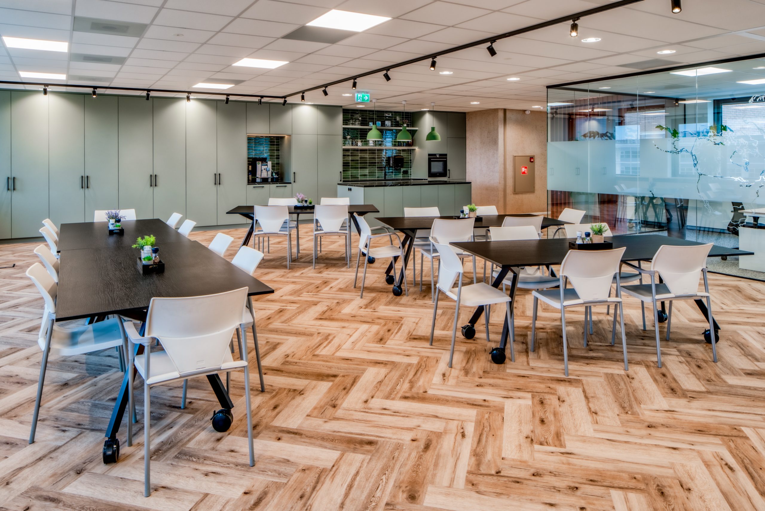 Moderne projectinrichting gerealiseerd door Otto’s voor Actan, met strakke werkplekken, ergonomisch meubilair en een open, lichte kantoorruimte.