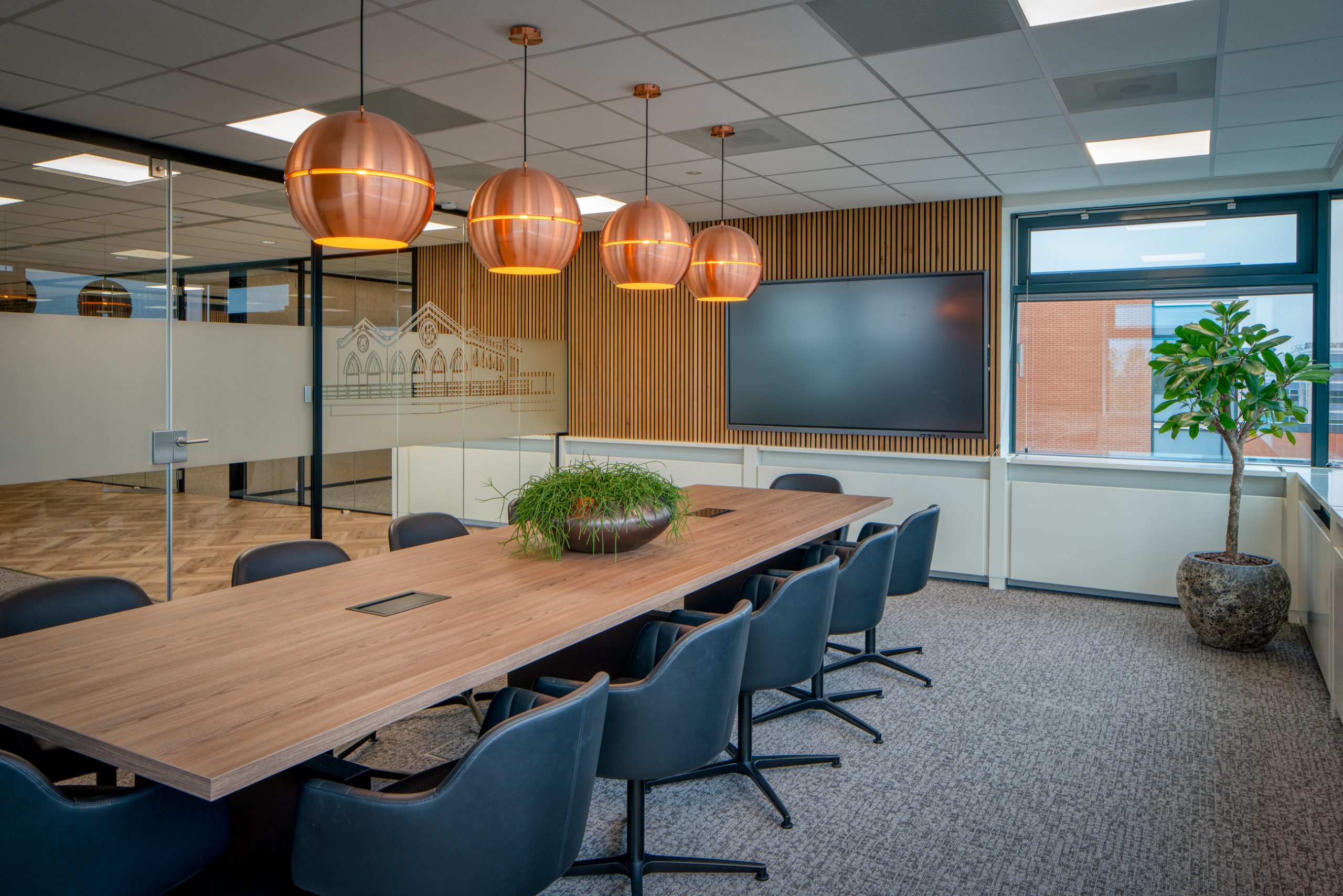 Moderne projectinrichting gerealiseerd door Otto’s voor Actan, met strakke werkplekken, ergonomisch meubilair en een open, lichte kantoorruimte.