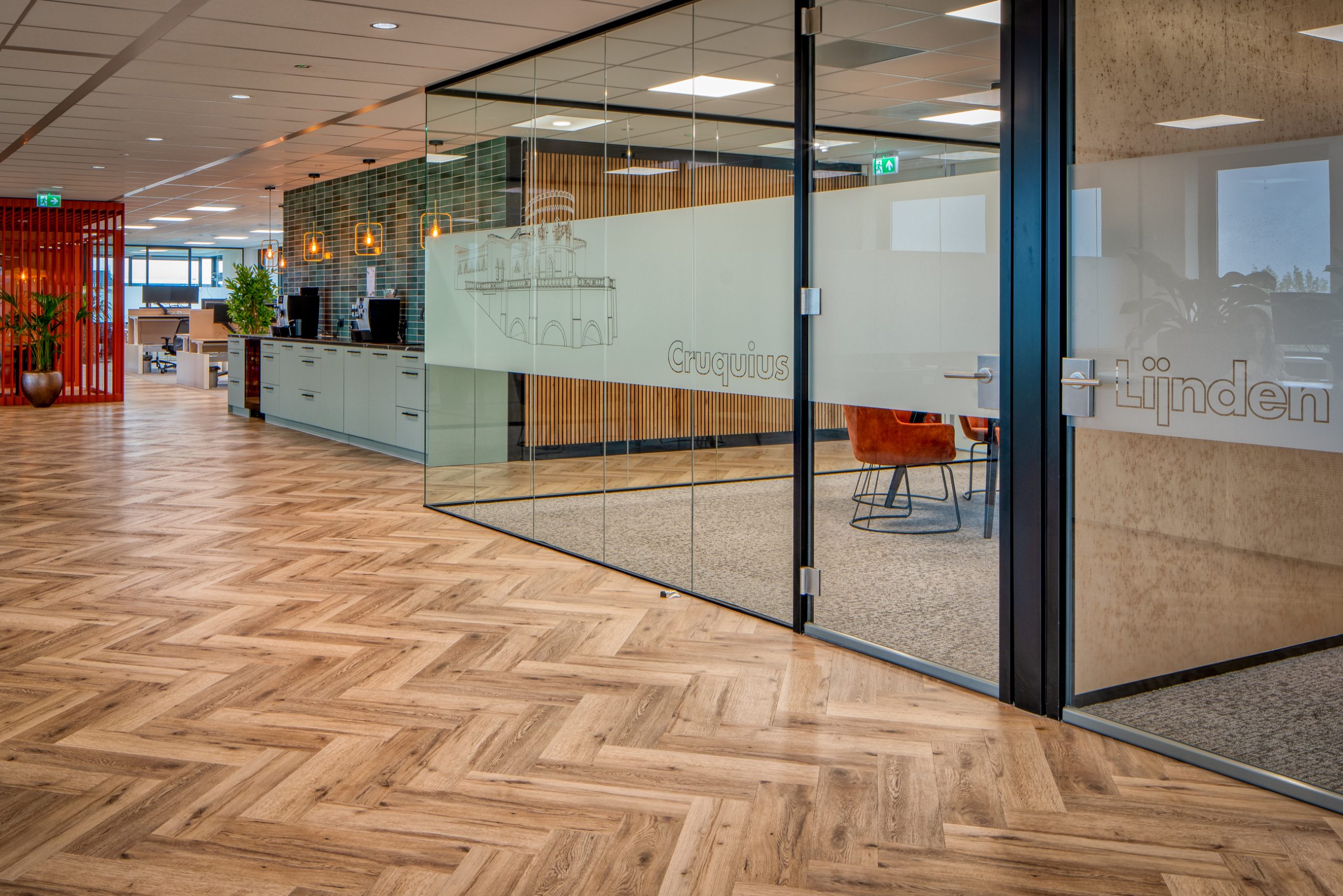 Moderne projectinrichting gerealiseerd door Otto’s voor Actan, met strakke werkplekken, ergonomisch meubilair en een open, lichte kantoorruimte.