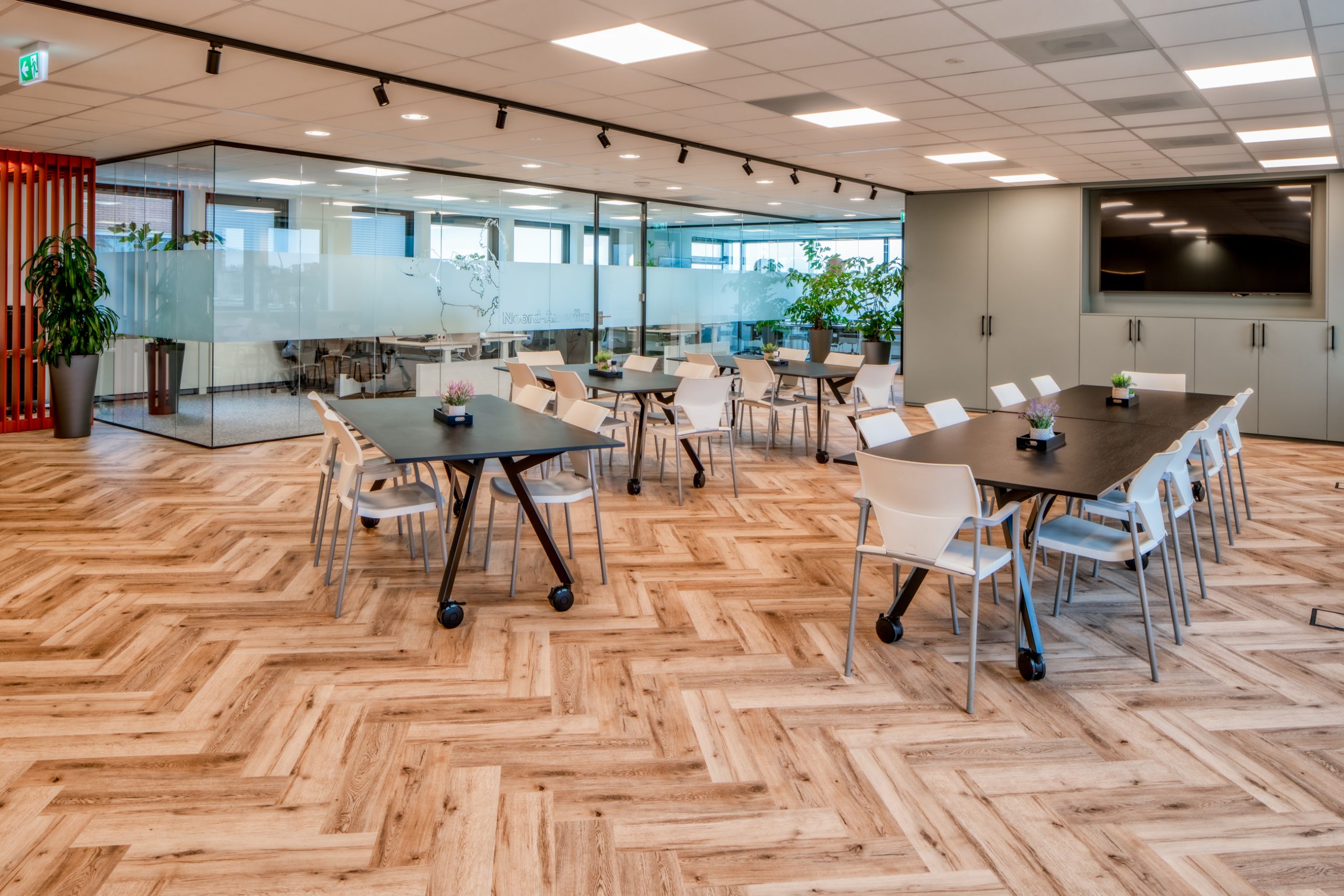 Moderne projectinrichting gerealiseerd door Otto’s voor Actan, met strakke werkplekken, ergonomisch meubilair en een open, lichte kantoorruimte.