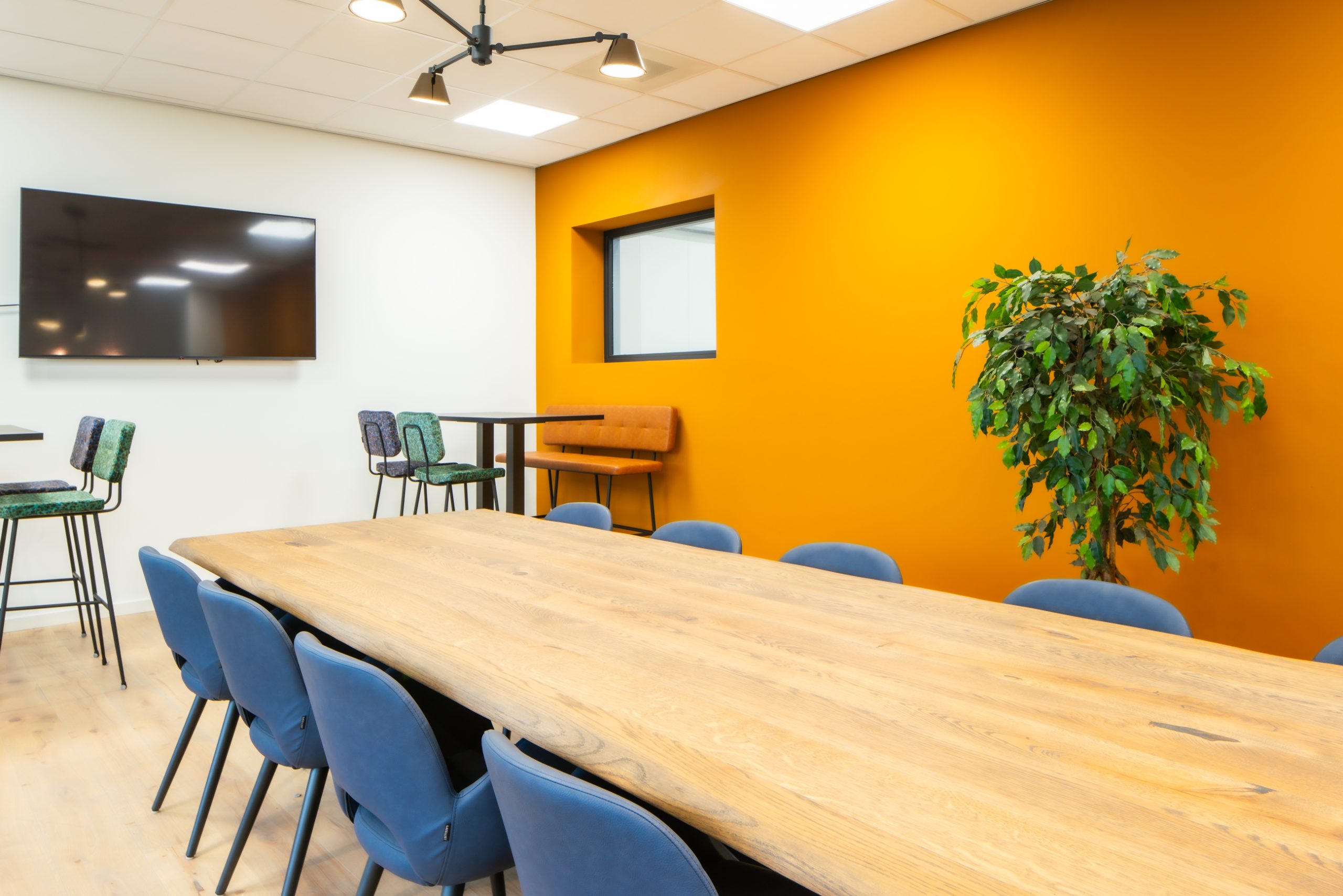 Functionele kantoorinrichting voor Huize Horeca, passend bij hun dynamische horecagroothandel.