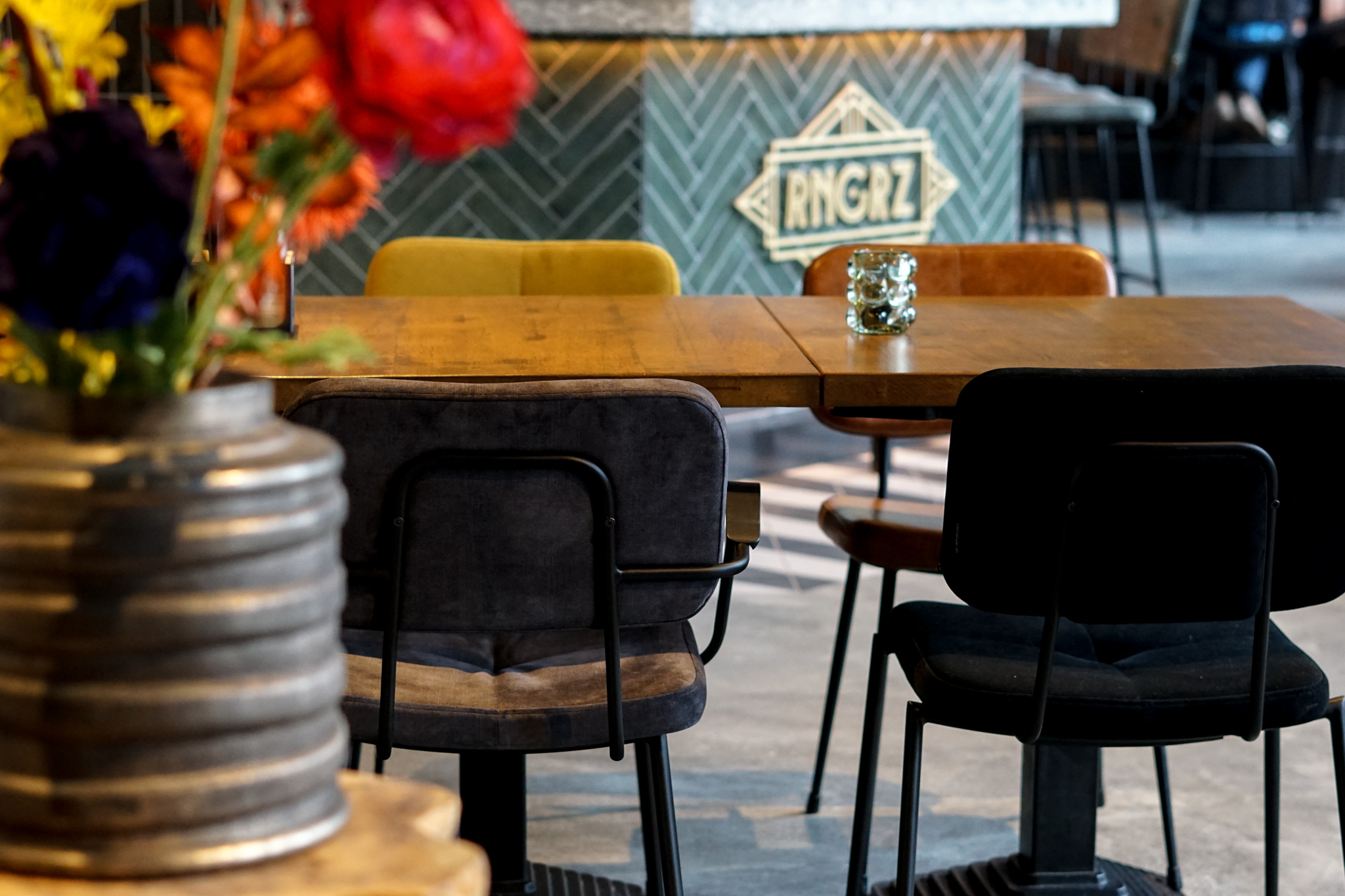Projectinrichting van het restaurant RNGRZ in Alkmaar met op maat gekozen meubilair