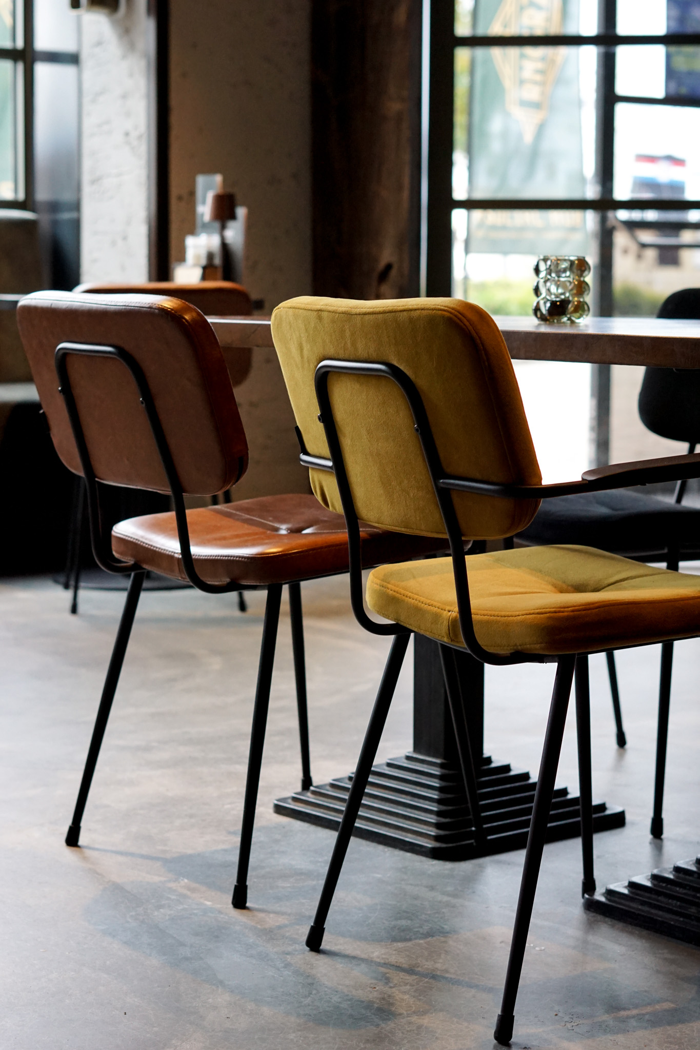 Projectinrichting van het restaurant RNGRZ in Alkmaar met op maat gekozen meubilair