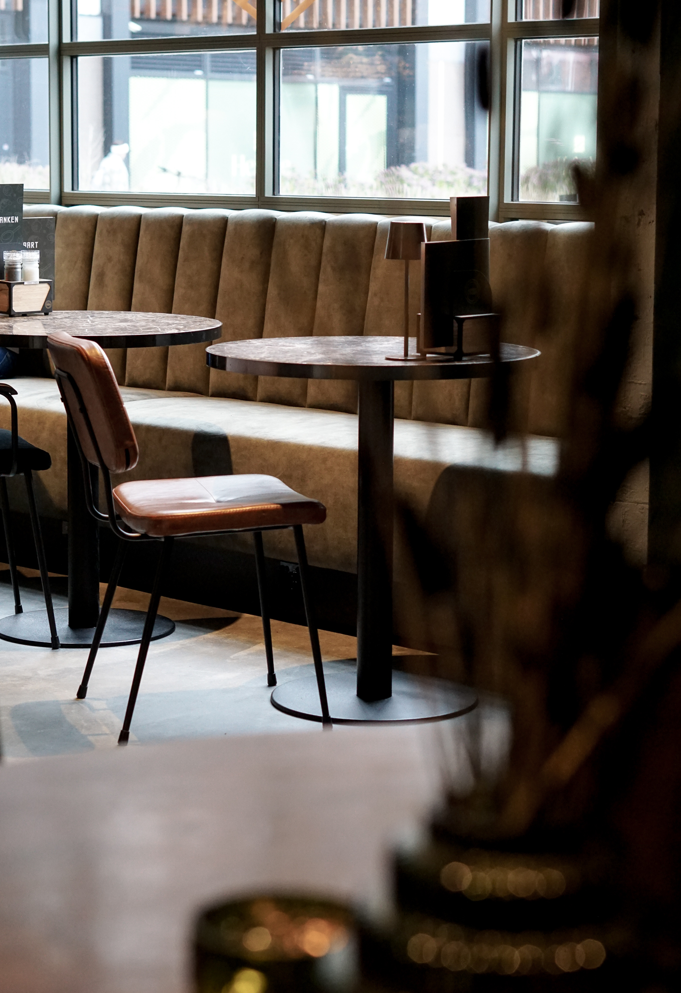 Projectinrichting van het restaurant RNGRZ in Alkmaar met op maat gekozen meubilair