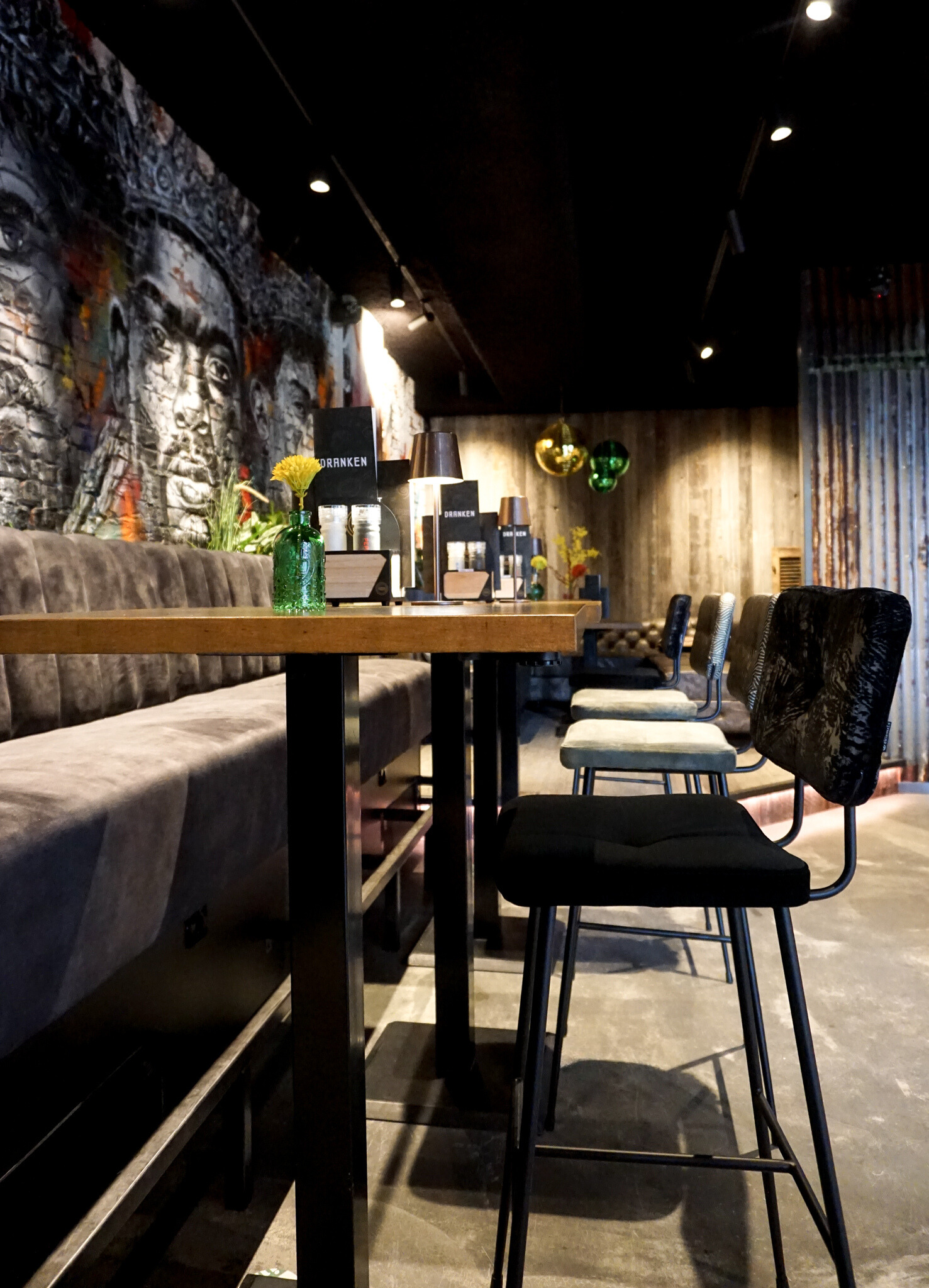 Projectinrichting van het restaurant RNGRZ in Alkmaar met op maat gekozen meubilair