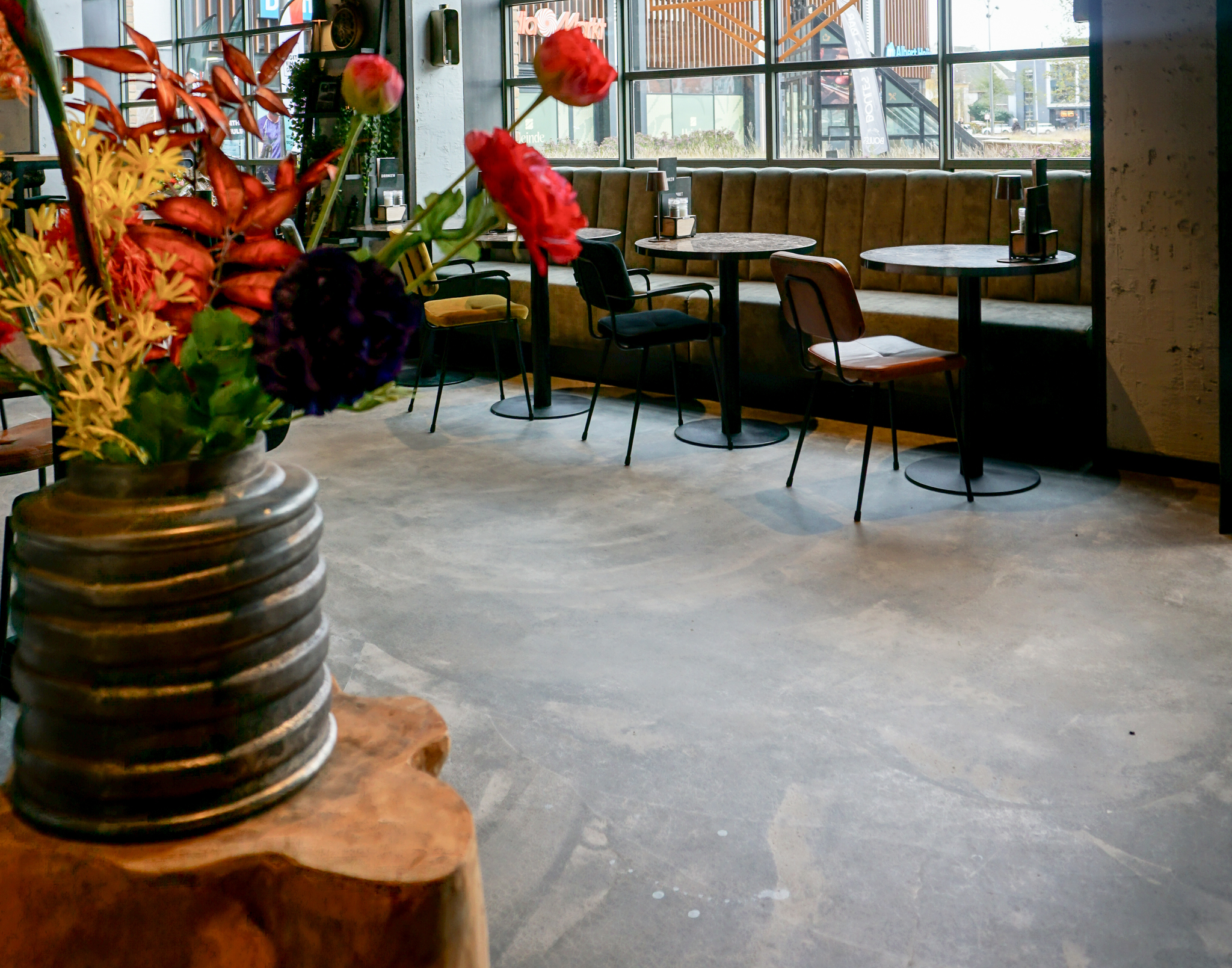 Projectinrichting van het restaurant Rngrz in Alkmaar met op maat gekozen meubilair