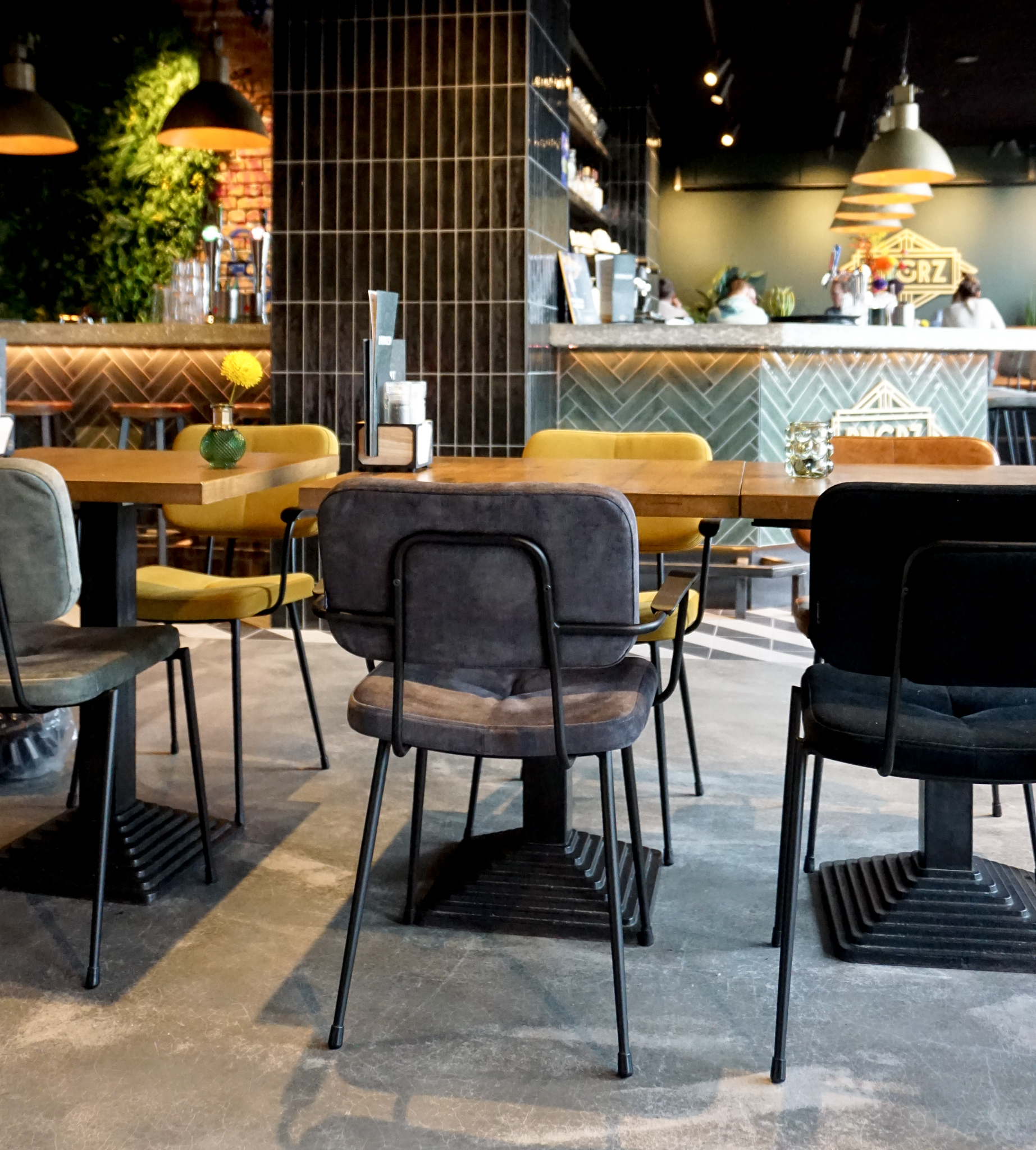 Projectinrichting van het restaurant RNGRZ in Alkmaar met op maat gekozen meubilair