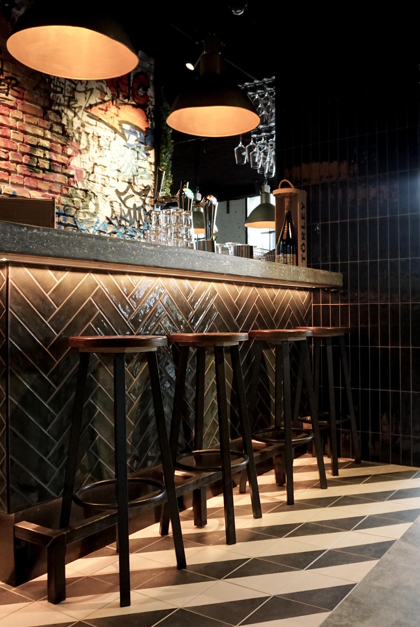 Projectinrichting van het restaurant RNGRZ in Alkmaar met op maat gekozen meubilair